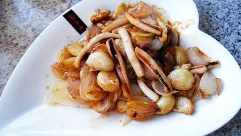 葱头大蒜烧鱿鱼, 出锅装盘,即可上桌品味