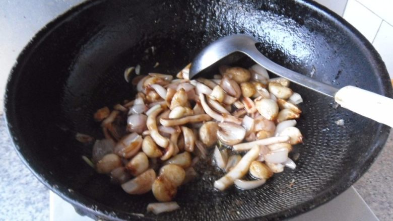 葱头大蒜烧鱿鱼, 继续炒匀后,即可关火