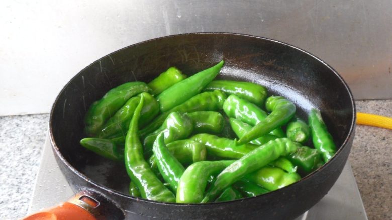 醋烹尖椒, 热油,放入尖椒