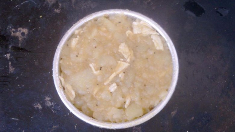 裙带菜素肉汉堡,把馅料放入汉堡模中,压实,压出形状。