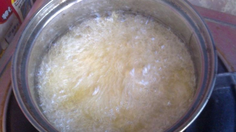裙带菜素肉汉堡,轻轻拿起后,放入油锅中炸熟。