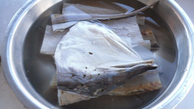 葱姜鳗鱼干, 把鳗鱼干浸泡3小时左右,期间要换2次水