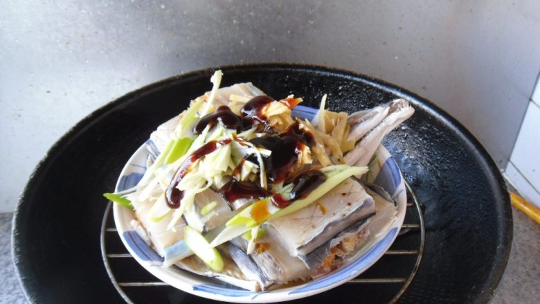 葱姜鳗鱼干, 锅烧开水,将其放入锅中
