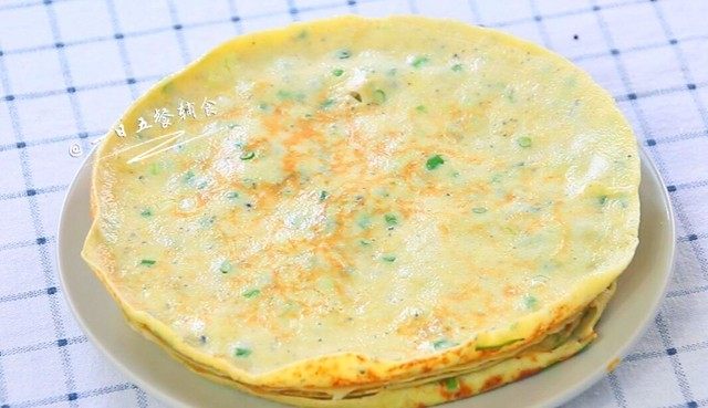 西葫芦早餐饼,两面金黄即可出锅,依次烙完所有面糊。