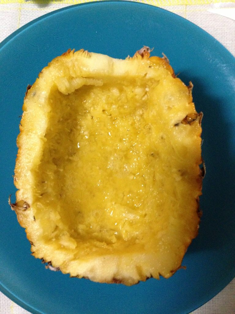 菠萝饭（一）,将<a style='color:red;display:inline-block;' href='/shicai/ 597'>菠萝</a>缨切掉备用，<a style='color:red;display:inline-block;' href='/shicai/ 597'>菠萝</a>一切两半，用小勺挖掉中间的果肉备用