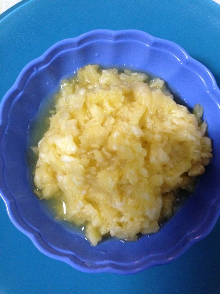 菠萝饭（一）,将菠萝果肉切碎，
