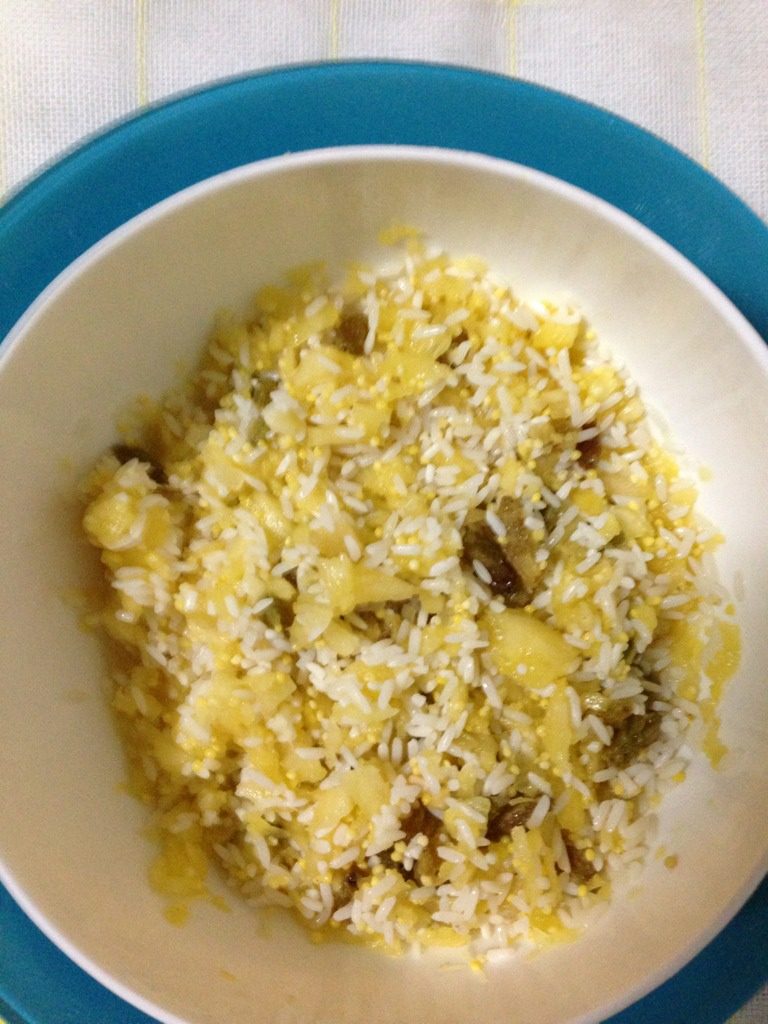 菠萝饭（一）,把切碎的菠萝果肉带汁，<a style='color:red;display:inline-block;' href='/shicai/ 866'>冰糖</a>、<a style='color:red;display:inline-block;' href='/shicai/ 603'>葡萄干</a>和泡好的糯米搅拌在一起