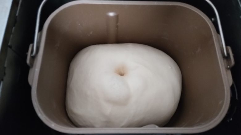 经典白吐司,检查面团,用手指在面团中间戳个洞,四周不回缩也不塌陷,面团一发结束