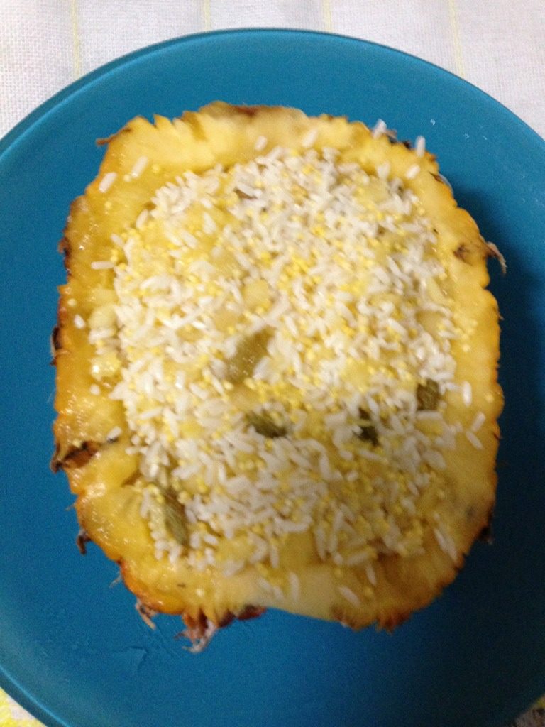 菠萝饭（一）,将拌好的糯米填在菠萝壳里。