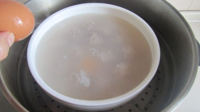 荷包蛋汽水丸子,蒸上4分钟后加入<a style='color:red;display:inline-block;' href='/shicai/ 9'>鸡蛋</a>;