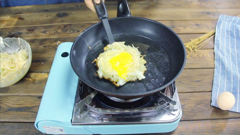 金黄香脆的土豆饼,好吃又简单!,用铲子翻面