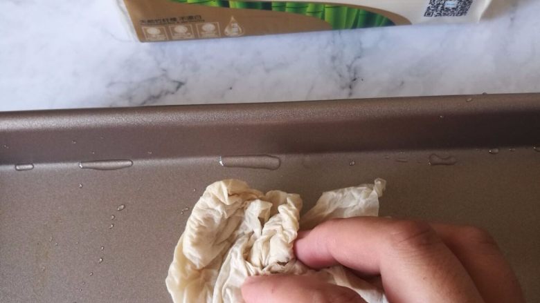 坚果软欧包(一次发酵),洗干净烤盘,擦干烤盘上的水渍
