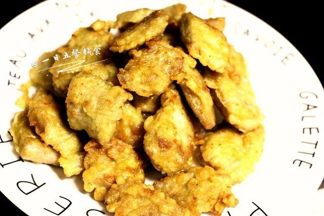 菠萝咕咾肉,肉片捞出控油。隔个3分钟左右,再次起火,油温上来,再复炸一次,捞出控油待用。