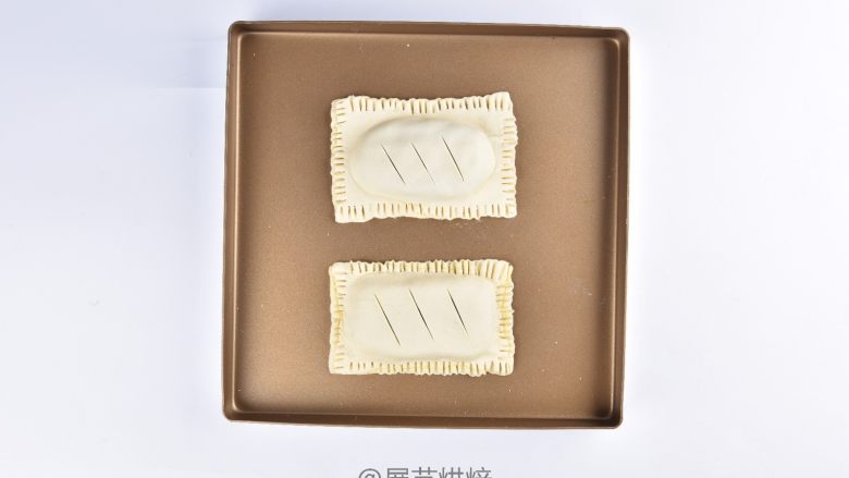 紫薯丹麦酥,轻轻地固定四边,然后用叉子固定并压出花纹,派中间可用小刀割两刀