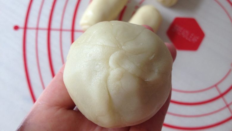香肠酥,包好后把口封严,稍微搓搓圆