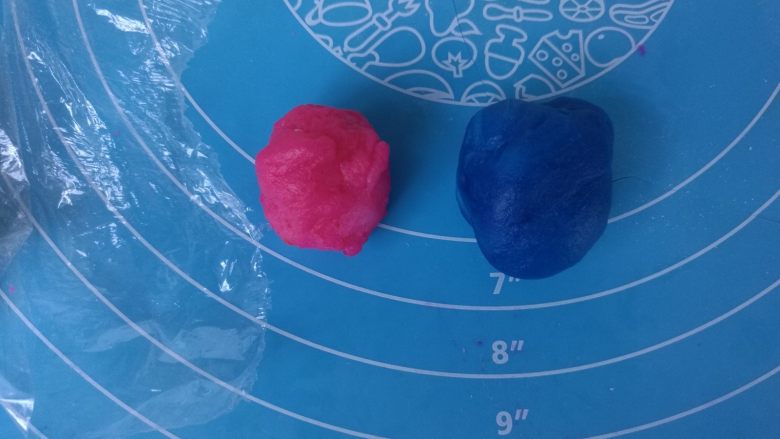 奶黄馅冰皮月饼,剩下的面团加入分别适量蓝色、枚红色色粉揉成小面团,量的多少根据自己喜欢。