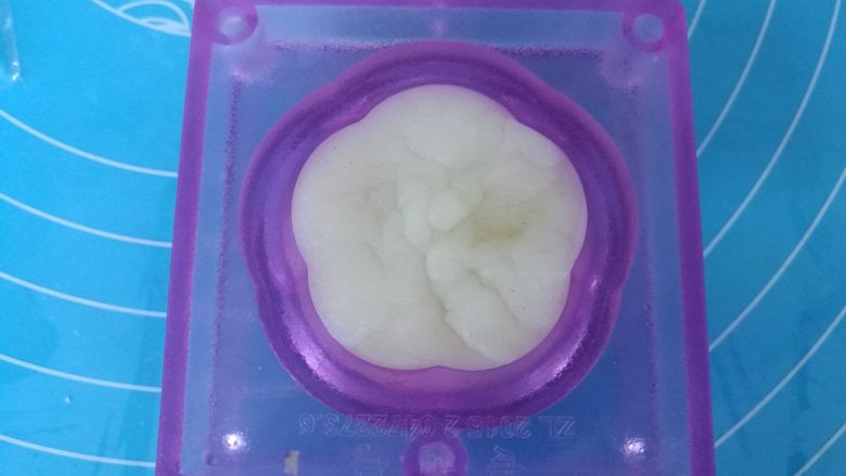 奶黄馅冰皮月饼,放进奶黄馅,盖盖子压紧实,脱模。