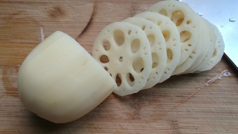蒜香剁椒藕片,藕洗净去皮,切成片。