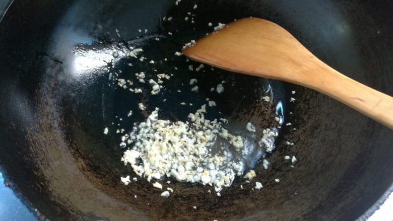 蒜香剁椒藕片,炒锅烧热,放入适量油,下入蒜末煸炒出香味。
