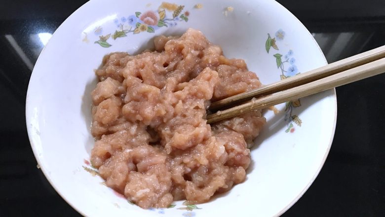 鲜肉虾仁肠粉 ,鲜肉洗净后剁碎加适量料酒、盐、<a style='color:red;display:inline-block;' href='/shicai/ 788'>生抽</a>拌匀后待用。