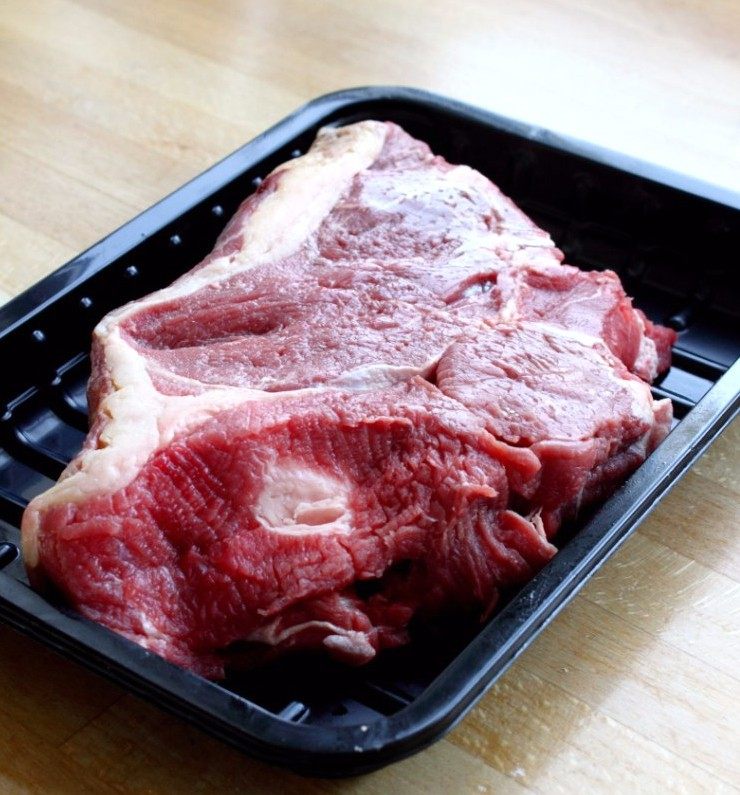 红烧牛肉｜如果方便面里没有肉？,用水清洗干净<a style='color:red;display:inline-block;' href='/shicai/ 216'>牛肉</a>血丝，放盘子里沥干水。