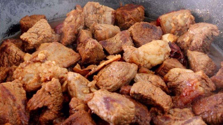 红烧牛肉｜如果方便面里没有肉？,炒香后，加入<a style='color:red;display:inline-block;' href='/shicai/ 692'>酱油</a>、盐和微量的水，煮开牛肉。