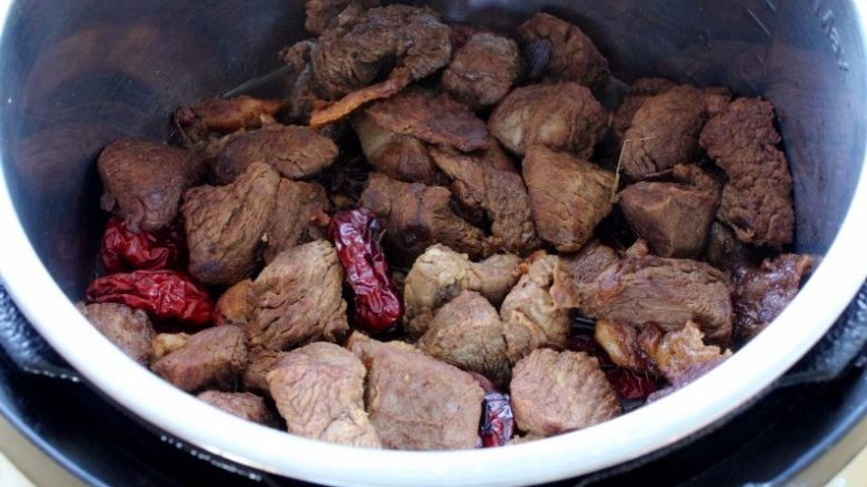 红烧牛肉｜如果方便面里没有肉？,煮开沸腾后转到高压锅，定10分钟高压煮，没有的用小火加水盖锅慢煮大概15~20分钟。（加1~3勺子的<a style='color:red;display:inline-block;' href='/shicai/ 715'>白醋</a>能让牛肉更易煮烂和提鲜）