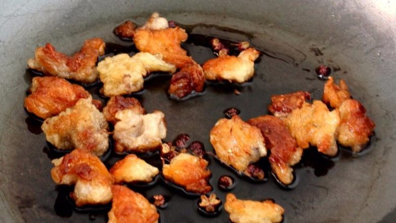 红烧牛肉｜如果方便面里没有肉？,接下来我们另外起锅将之前剔下来的肥牛油部分煮练成油待用，关火前放点<a style='color:red;display:inline-block;' href='/shicai/ 700'>花椒</a>，可去除异味。