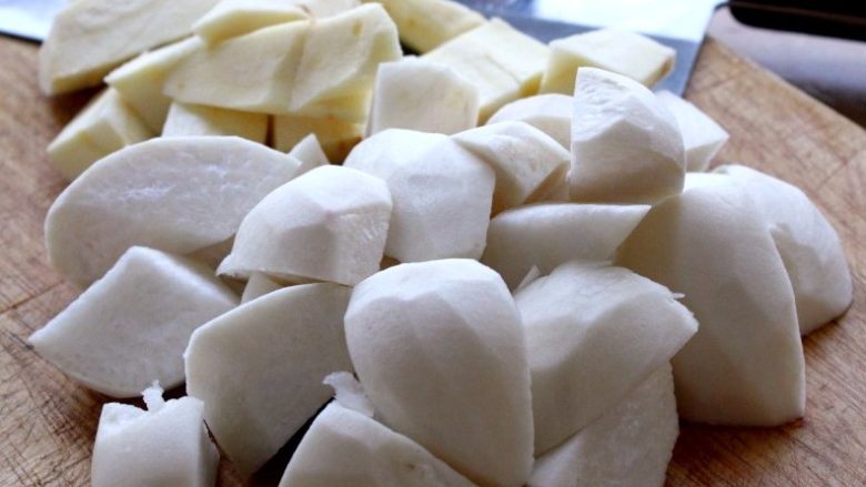 红烧牛肉｜如果方便面里没有肉？,将萝卜切成大块状。（也可以用土豆）