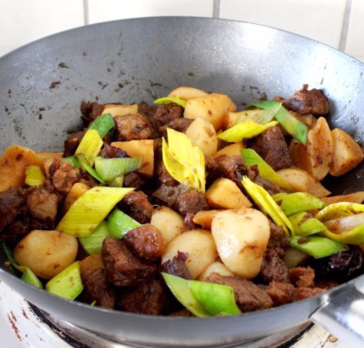 红烧牛肉｜如果方便面里没有肉？,翻炒几下至大葱变软即可出锅。