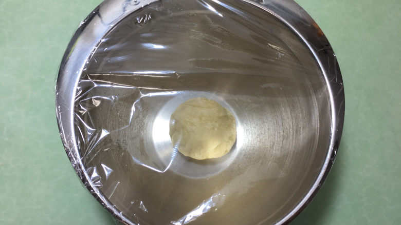 苏打棉花糖夹心饼干,然后用手用力揉,揉成表面比较光滑的面团,盖上保鲜膜发酵30分钟。(如果盆里揉不方便,可以拿出来放在硅胶垫上揉。)
