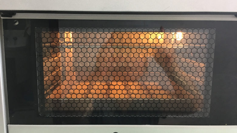 苏打棉花糖夹心饼干,放入提前预热好的烤箱中进行烘烤,温度为165度,时间为12分钟。