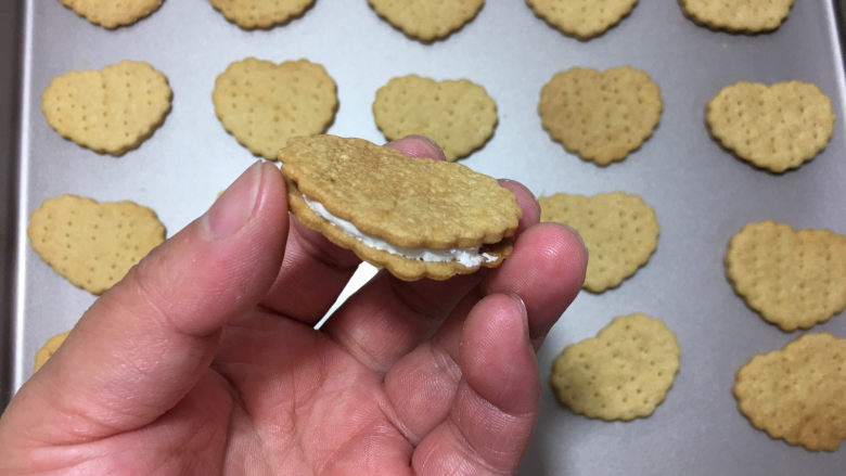 苏打棉花糖夹心饼干,表面再覆盖一块苏打饼干,这样苏打棉花糖夹心饼干就做好了。