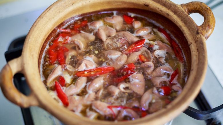 肥肠炖豆腐,倒入一碗开水,小火煮十几分钟让肥肠入味。