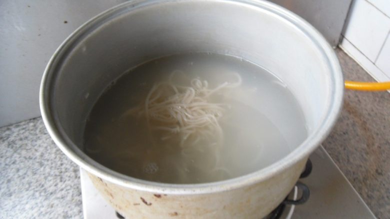 蛋花打卤面, 锅烧开水，放入挂面煮熟 
