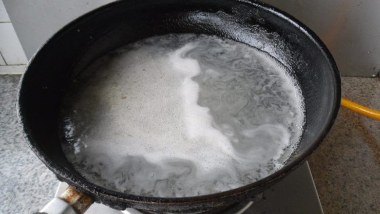 蛋花打卤面, 把煮面的汤烧开
