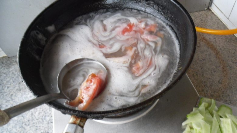 蛋花打卤面,放入西红柿 