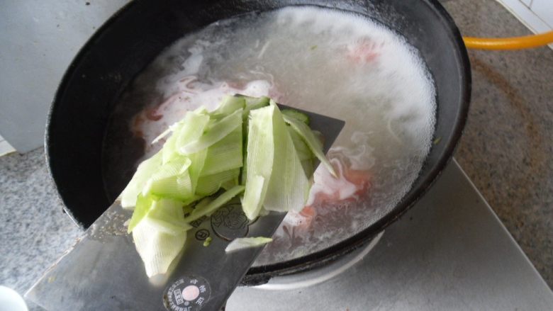 蛋花打卤面, 再放入黄瓜片 