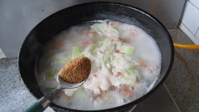 蛋花打卤面, 烧开后，加盐、<a style='color:red;display:inline-block;' href='/shicai/ 6979'>牛肉粉</a>调味 