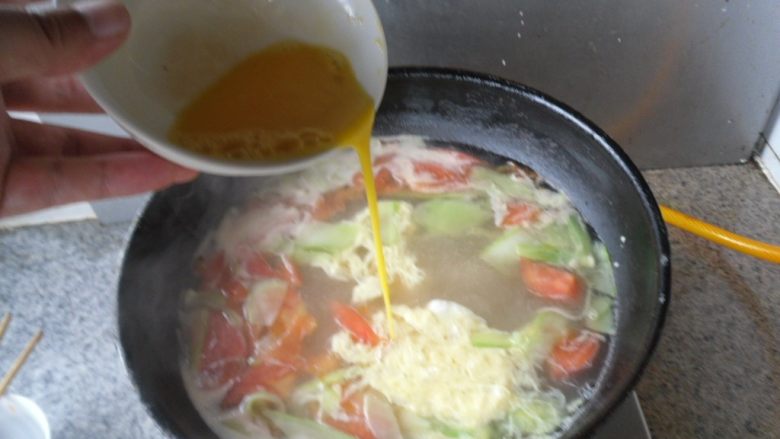 蛋花打卤面, 淋入蛋液。
