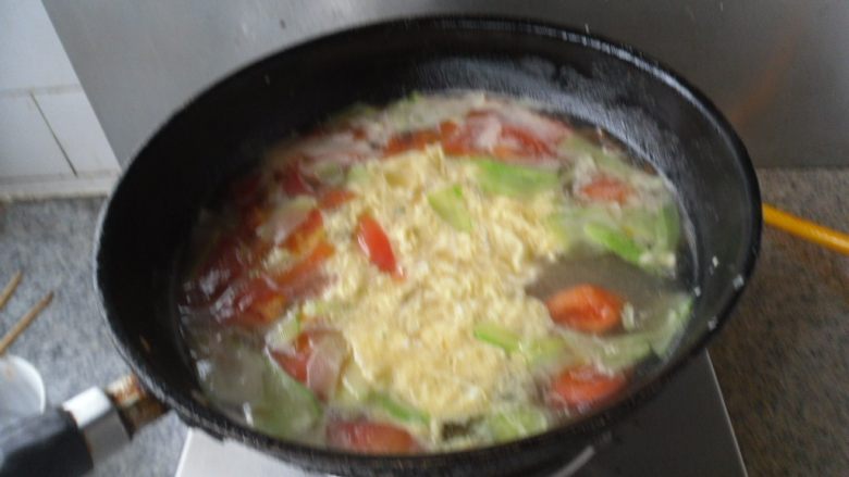 蛋花打卤面,烧开即可关火 