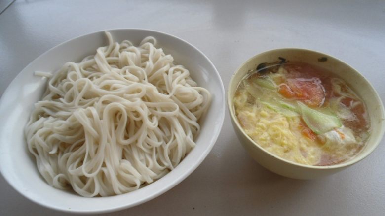 蛋花打卤面, 和面条搭配上桌 