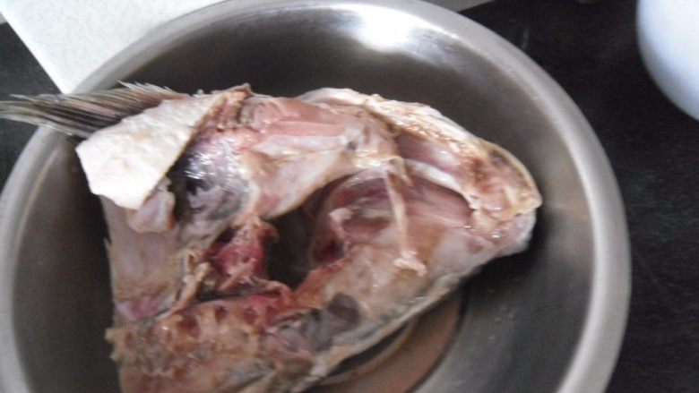 冬阴功鱼头,去除<a style='color:red;display:inline-block;' href='/shicai/ 336'>鱼头</a>里的鱼鳃、黑膜、腮群和表面的鱼鳞