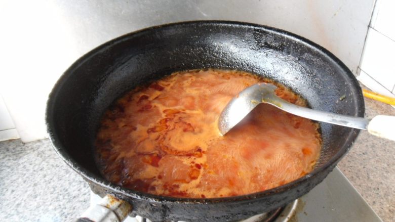 冬阴功鱼头, 加适量水烧开,小火煮1分钟