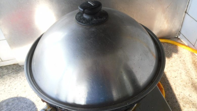 冬阴功鱼头, 盖盖小火再煮5分钟,因为鱼头不宜翻动,这样可以保证鱼头熟透