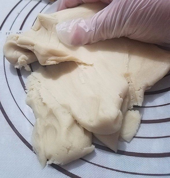 桃山皮月饼,先把桃山皮倒出来,用手简直的揉搓一下,但是不要揉面的方法揉,搓衣服的方法往外推。