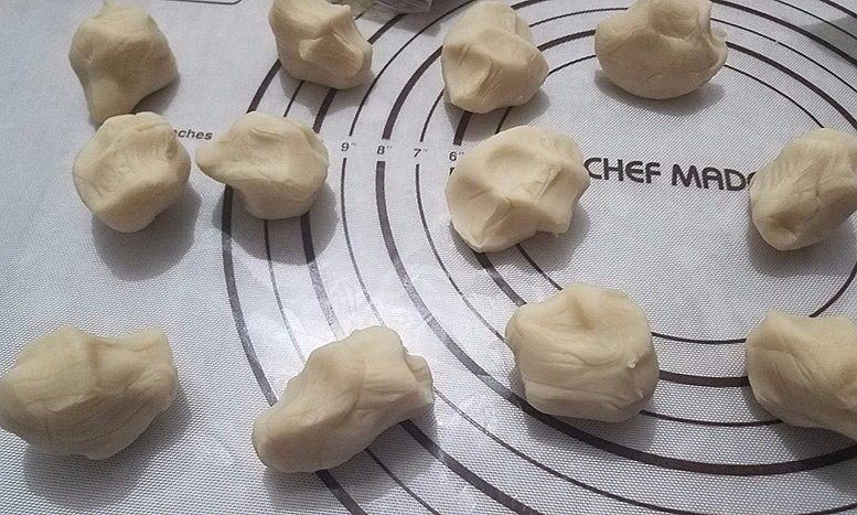 桃山皮月饼,然后分成16份,每份25g,如果想做点花样就每份22,多余的留着调色用。