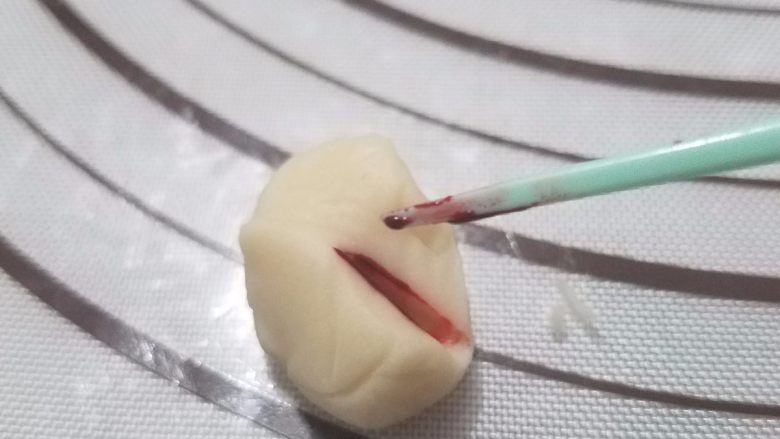桃山皮月饼,剩余的一点点桃山皮,加一点色素,继续揉搓均匀。