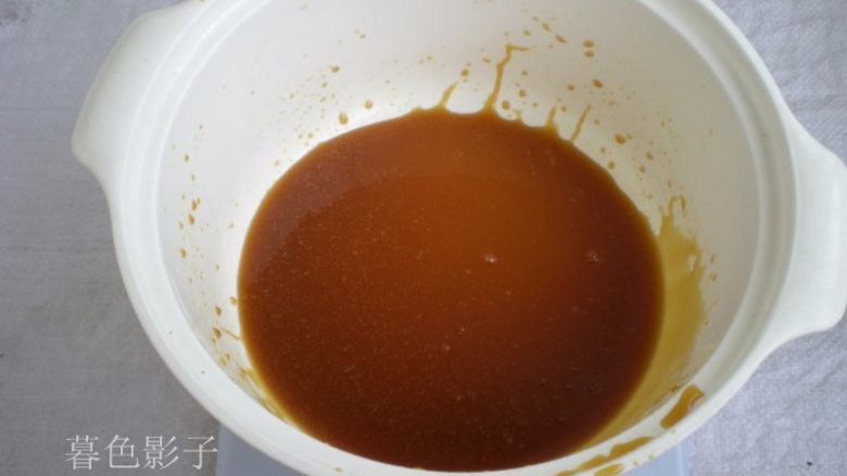广式蛋黄月饼,自家熬的糖浆和植物油放在一起搅打融合,