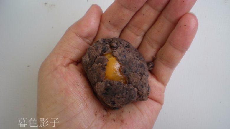 广式蛋黄月饼,包一个蛋黄,用手往上推豆沙就合拢了